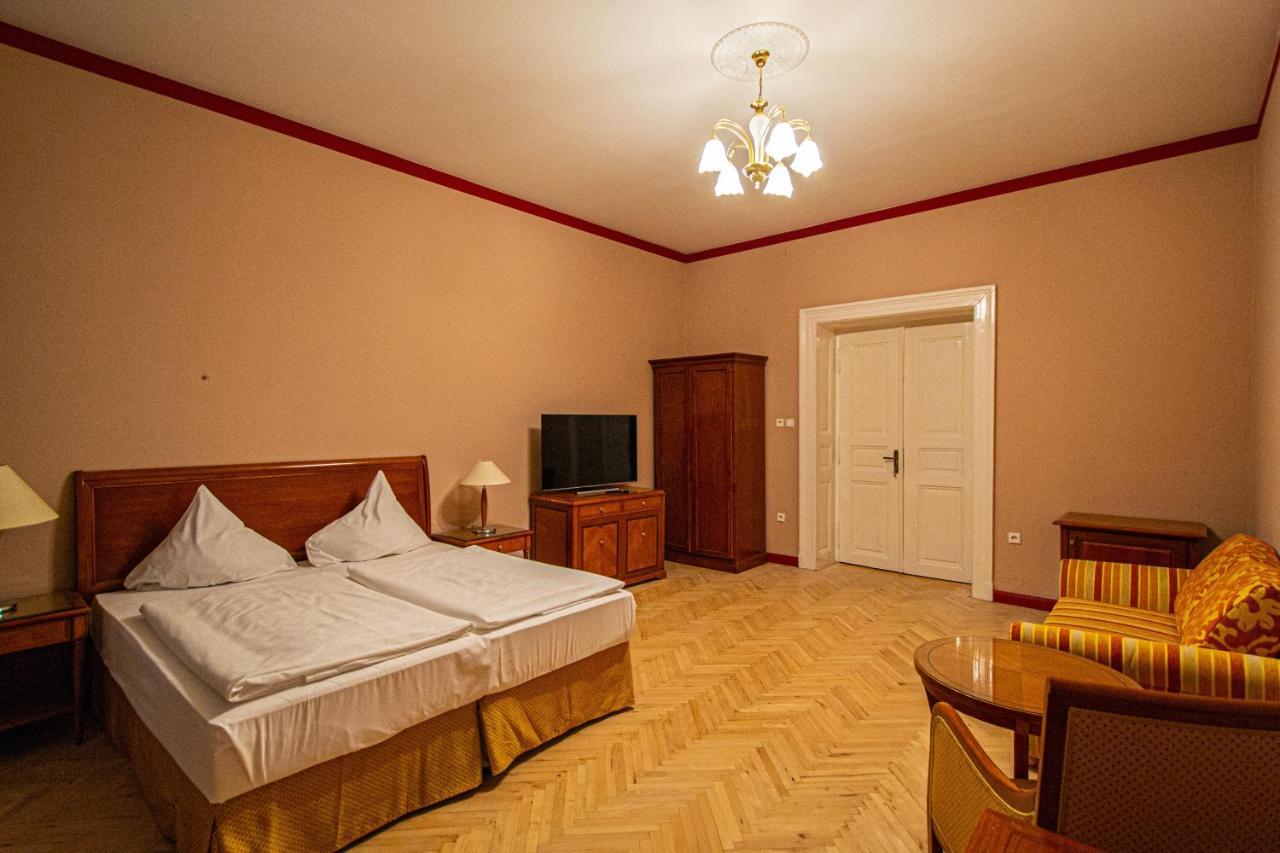 4 Bedrooms 130M2 Apartment At The Main City Square Praga Exterior foto